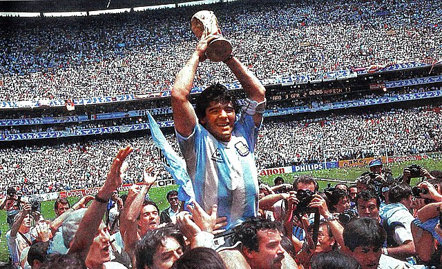 Диего Марадона с купата през 1986 г.